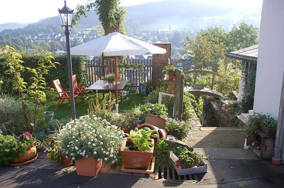 Een foto van het terras bij Hotel Alte Schule