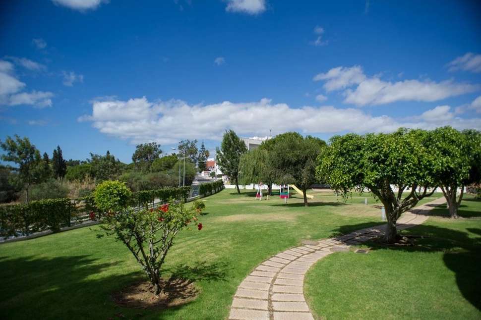 Een foto van het terras bij Grand Muthu Forte da Oura