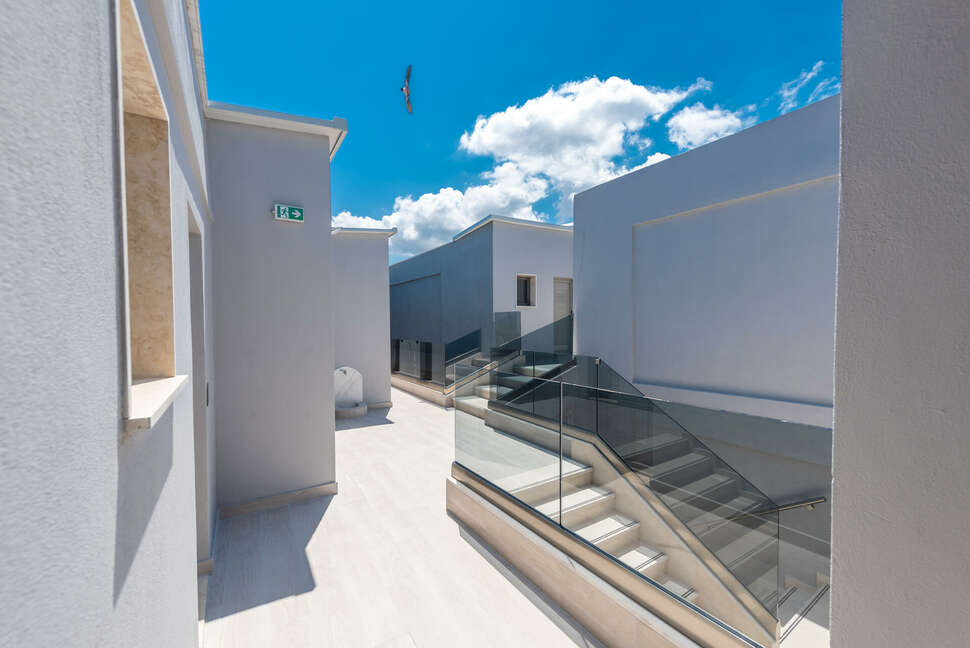 Een foto van de buitenkant van Dionysos Hotel & Studios
