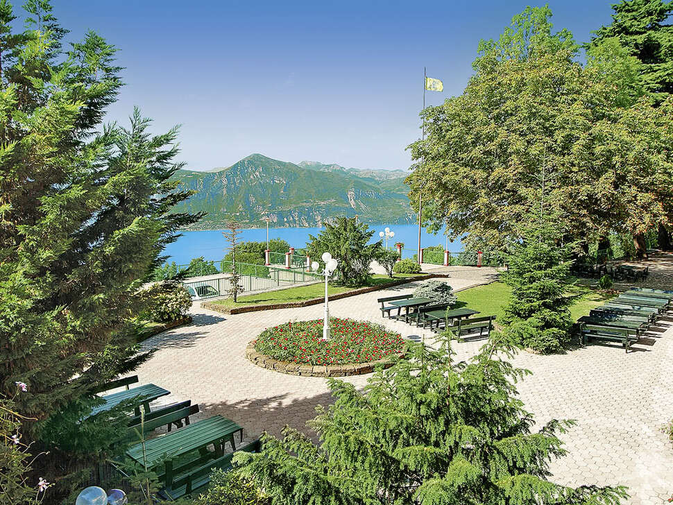 Ein Foto von der Außenansicht des Parc Hotel Jolanda