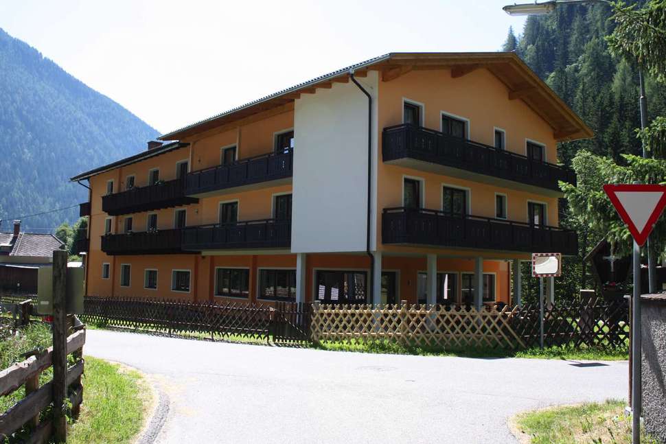 Een foto van de buitenkant van Hotel Hubertus Mallnitz