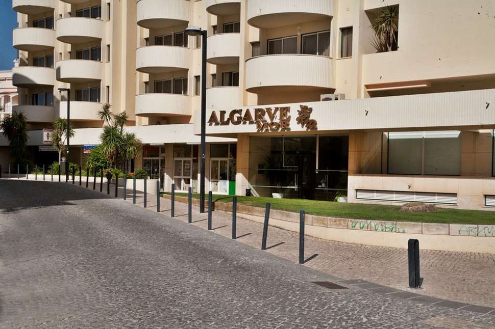 Een foto van de buitenkant van Appartementen Algarve Mor