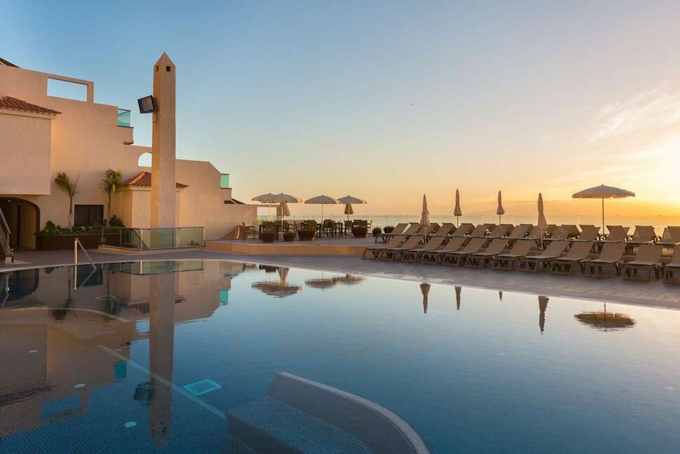 Een foto van het zwembad bij Royal Sun Resort