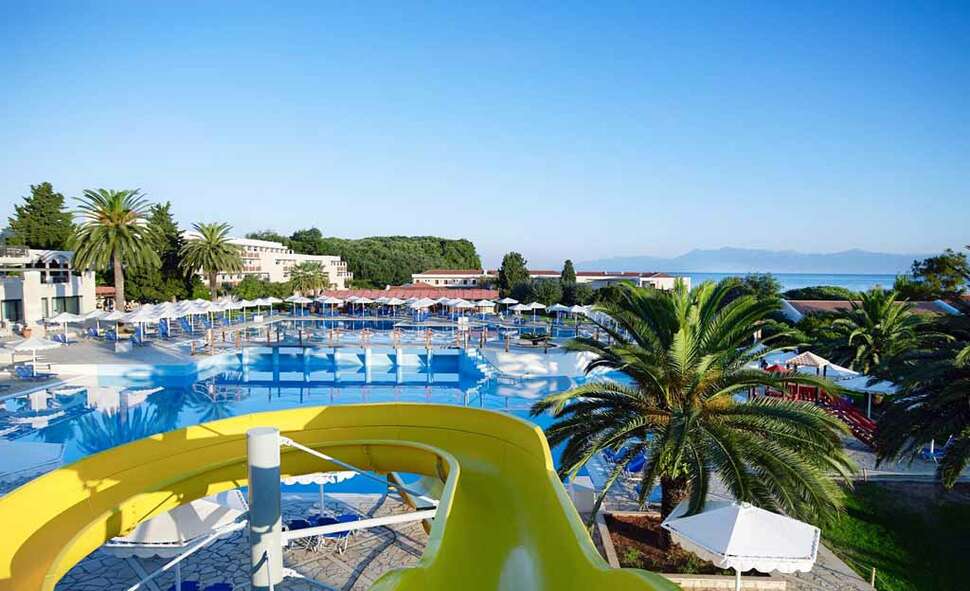 Een foto van het zwembad bij Roda Beach Resort & Spa