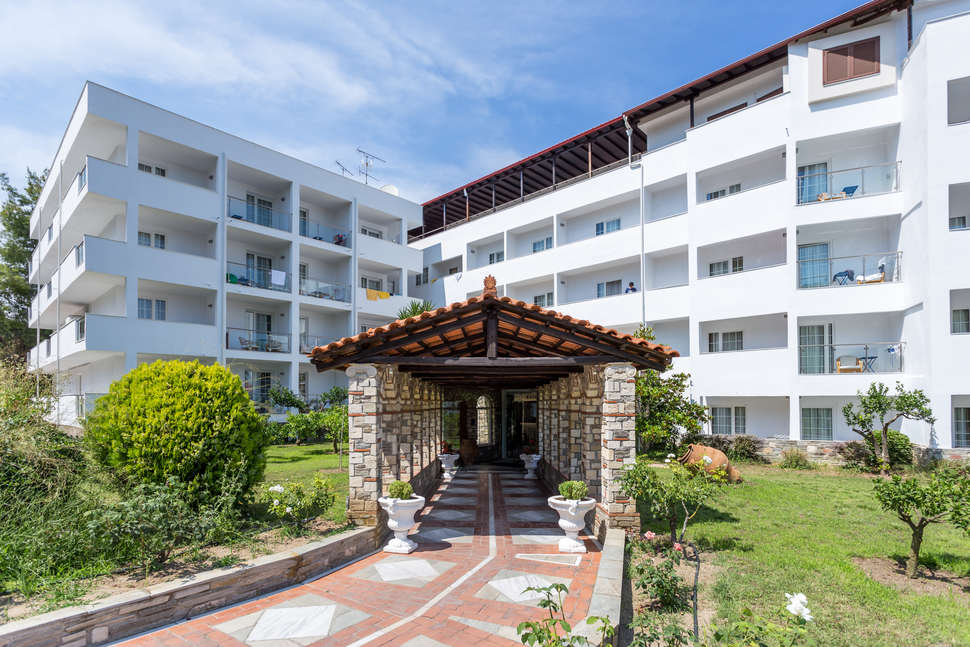 Een foto van de buitenkant van Alexander The Great Beach Hotel