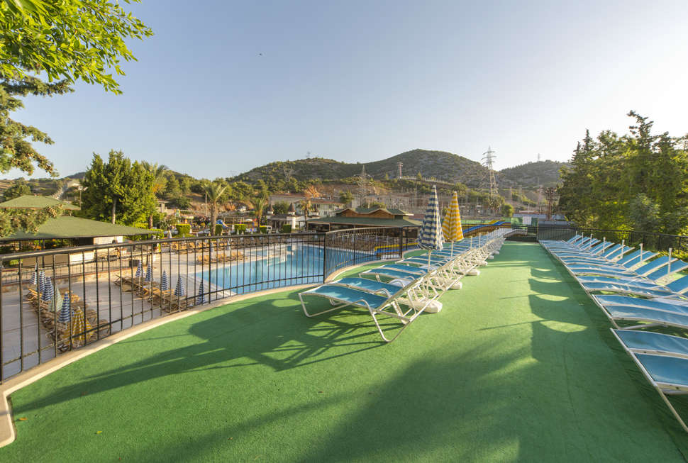 Een foto van het terras bij Doganay Beach Club