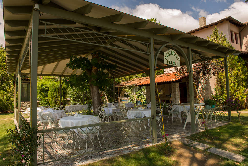 Ein Foto von der Terrasse im Petrino Eco Village