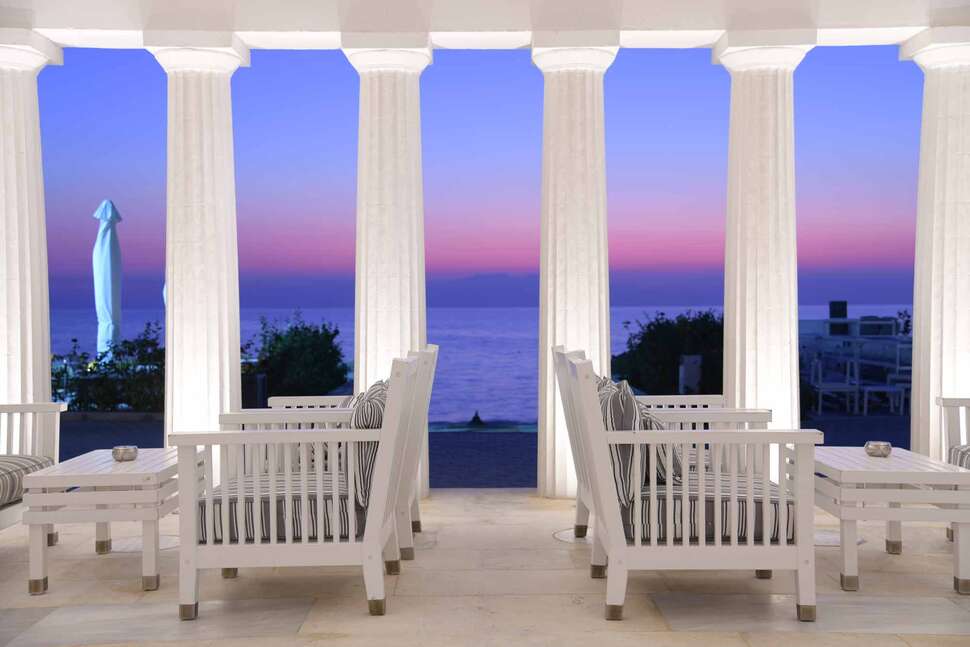 Een foto van het terras bij Hotel Potidea Palace