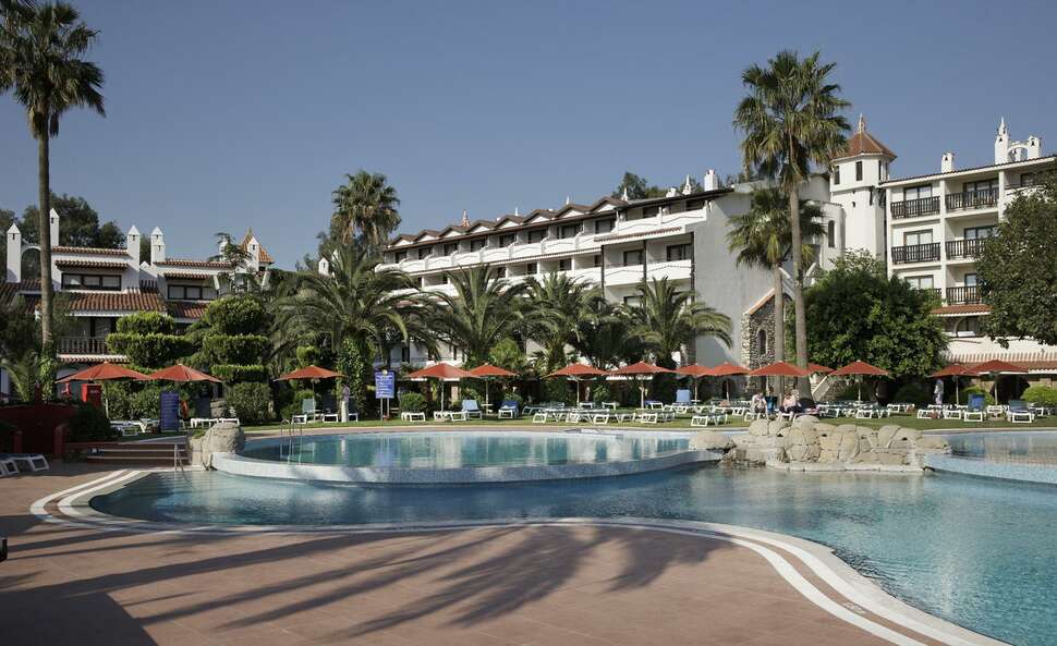 Een foto van het zwembad bij Marti Resort