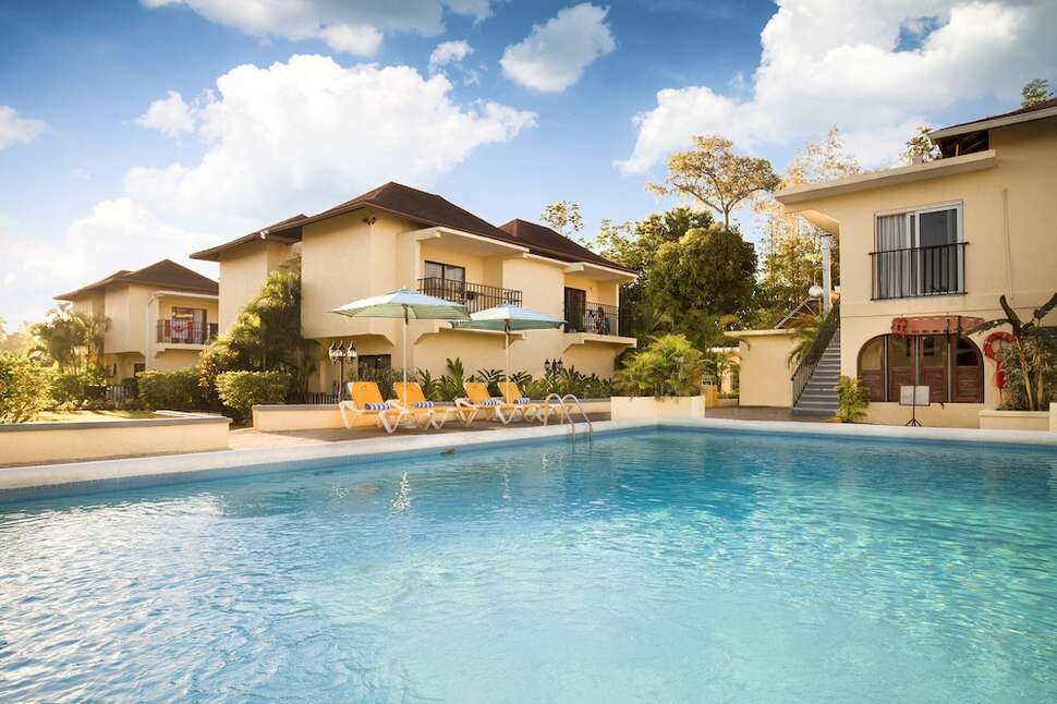 Een foto van het zwembad bij Rooms on the Beach Negril