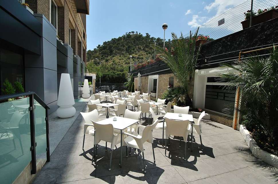 Een foto van het terras bij Sercotel Maya Alicante