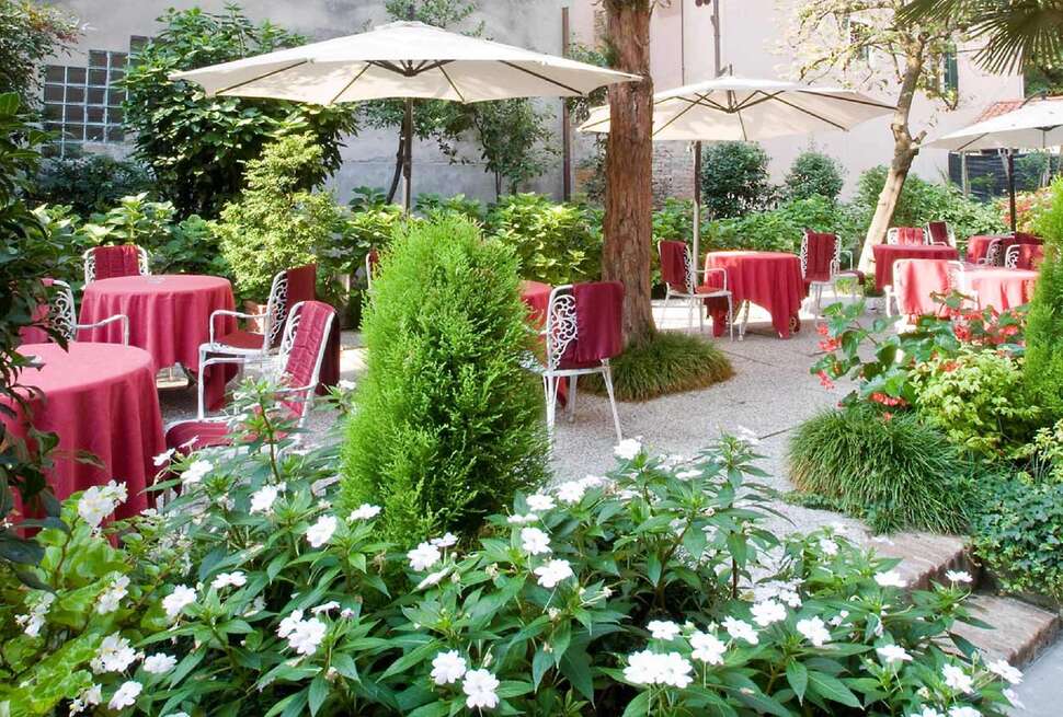 Een foto van het terras bij Hotel Amadeus