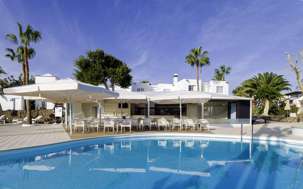 Een foto van het zwembad bij H10 White Suites