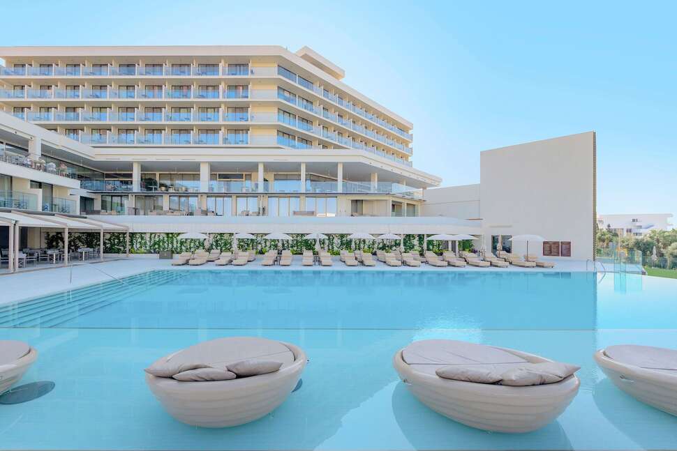 Een foto van het zwembad bij Amarande Hotel