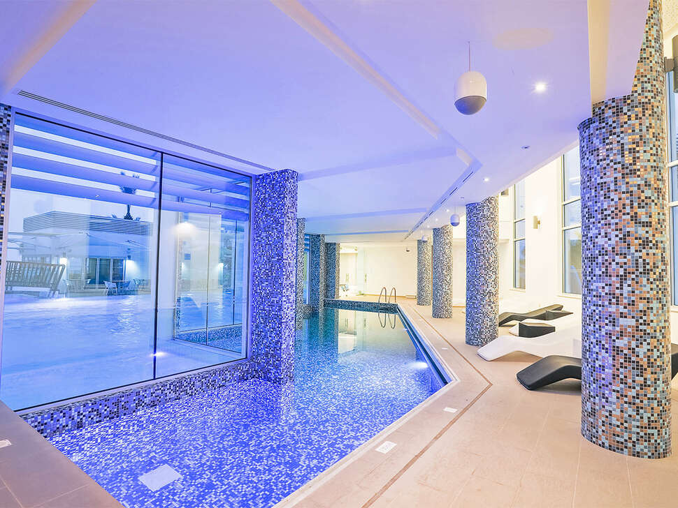 Een foto van het zwembad bij Vassos Nissi Plage Hotel
