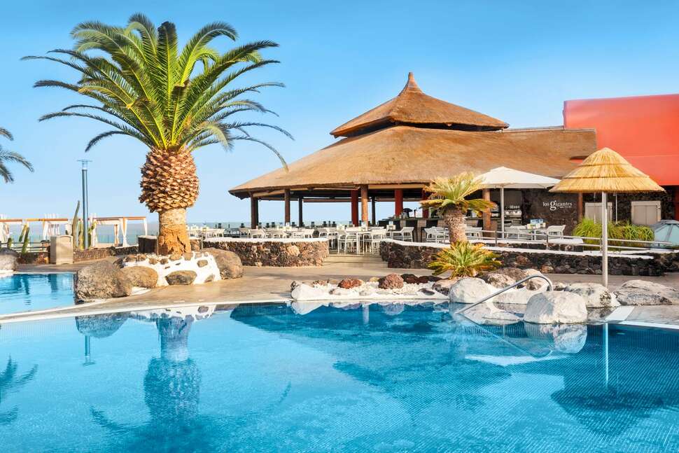 Ein Foto vom Pool im Barcelo Santiago