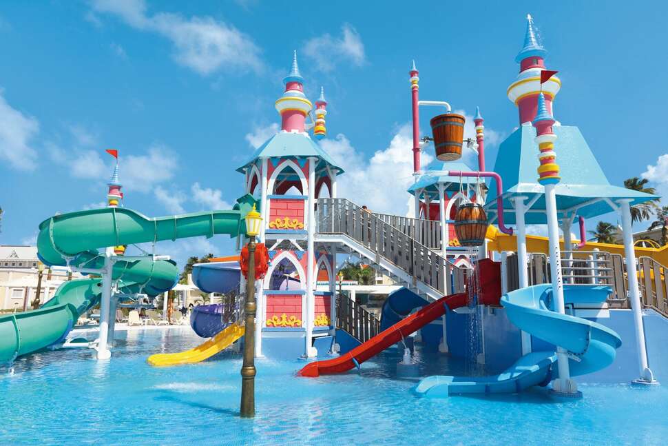 Een foto van het zwembad bij Fantasia Bahia Principe Punta Cana