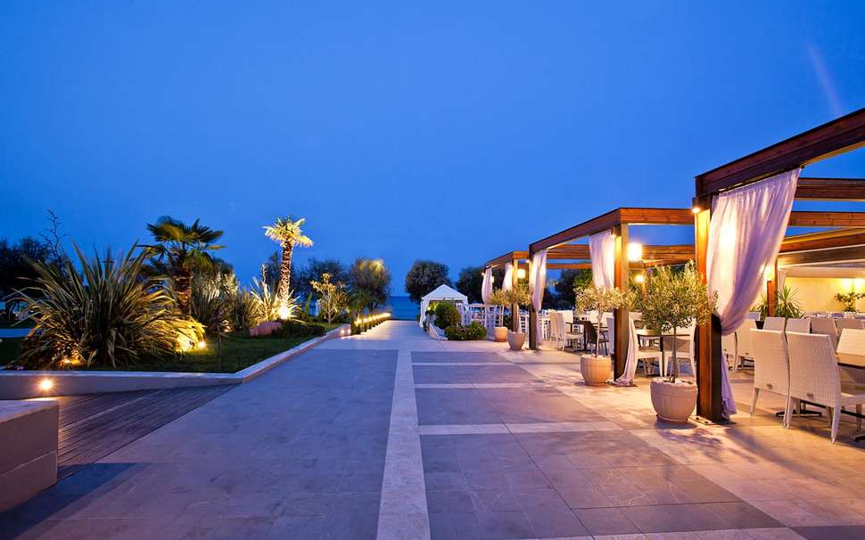 Een foto van het terras bij Hotel Poseidon Palace