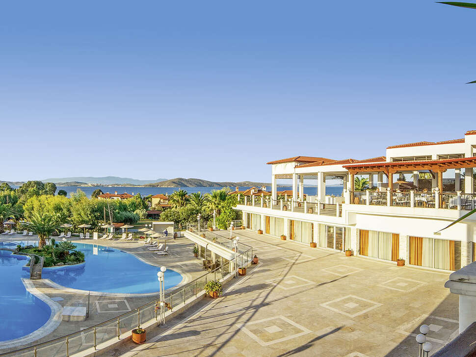 Een foto van het zwembad bij Alexandros Palace Hotel & Suites