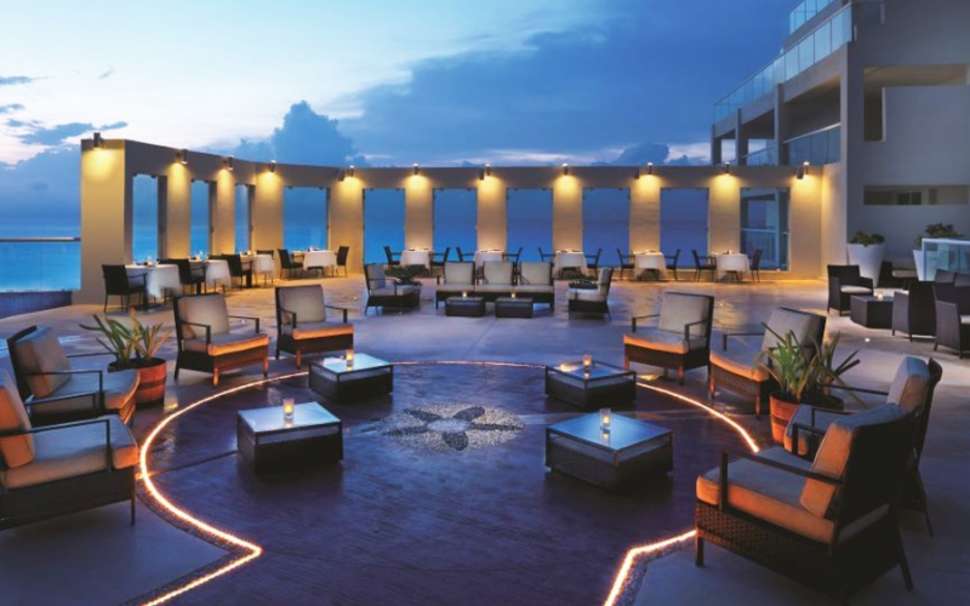 Een foto van het terras bij Sun Palace