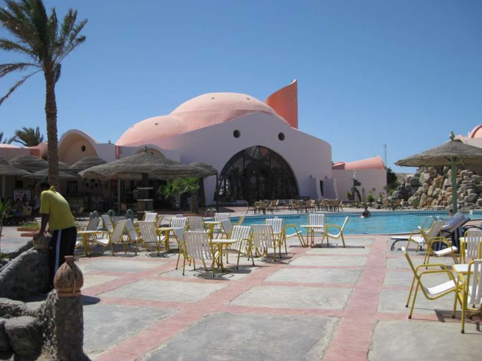 Een foto van het terras bij Shams Alam Beach Resort