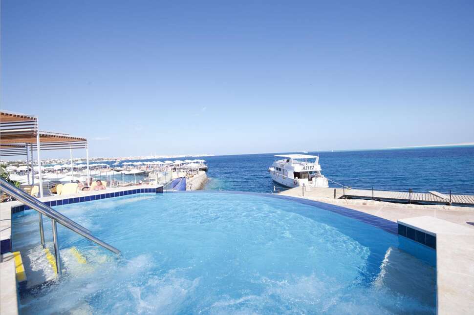 Een foto van het zwembad bij Sunrise Holidays Resort