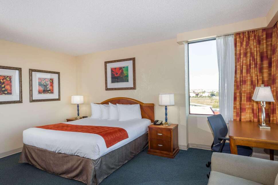 Ein Foto Ramada by Wyndham Kissimmee Gateway
