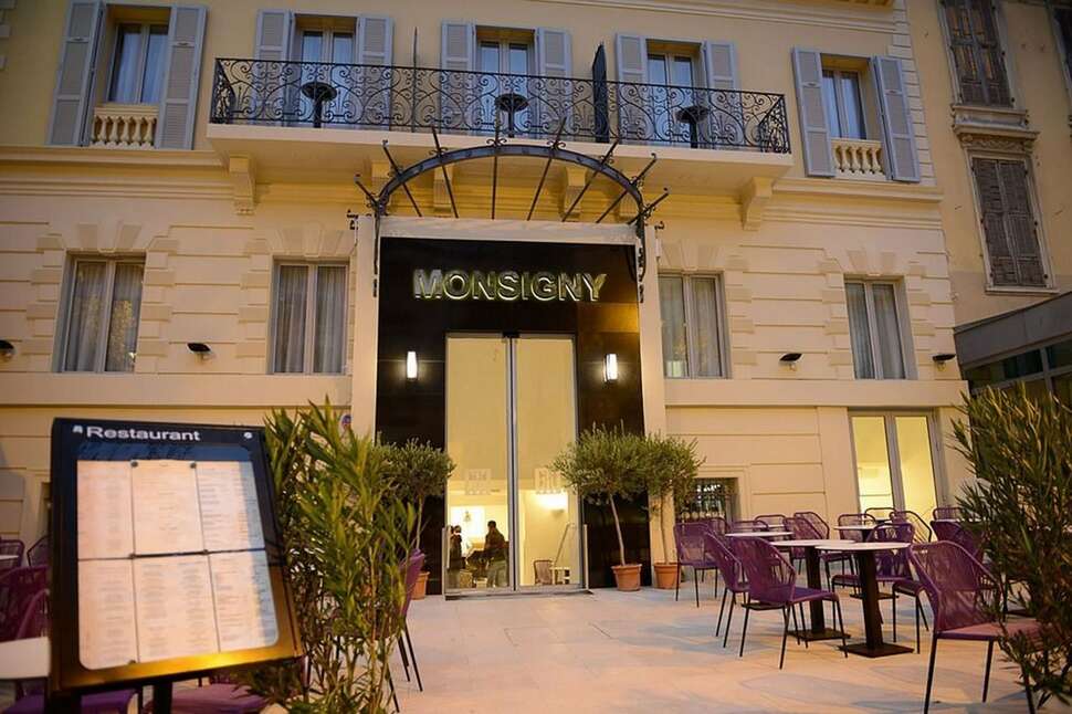 Een foto van de buitenkant van Hotel Monsigny