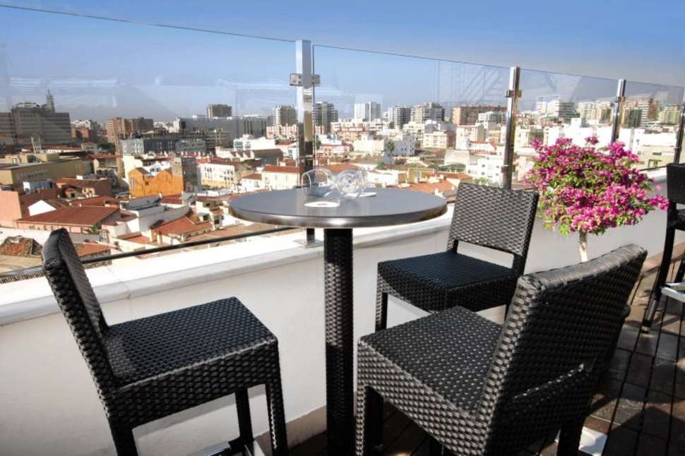 Een foto van het terras bij Salles Hotel Malaga Centro