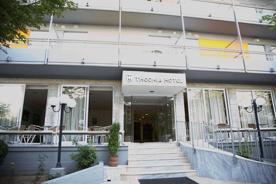 Een foto van de buitenkant van Theonia Hotel