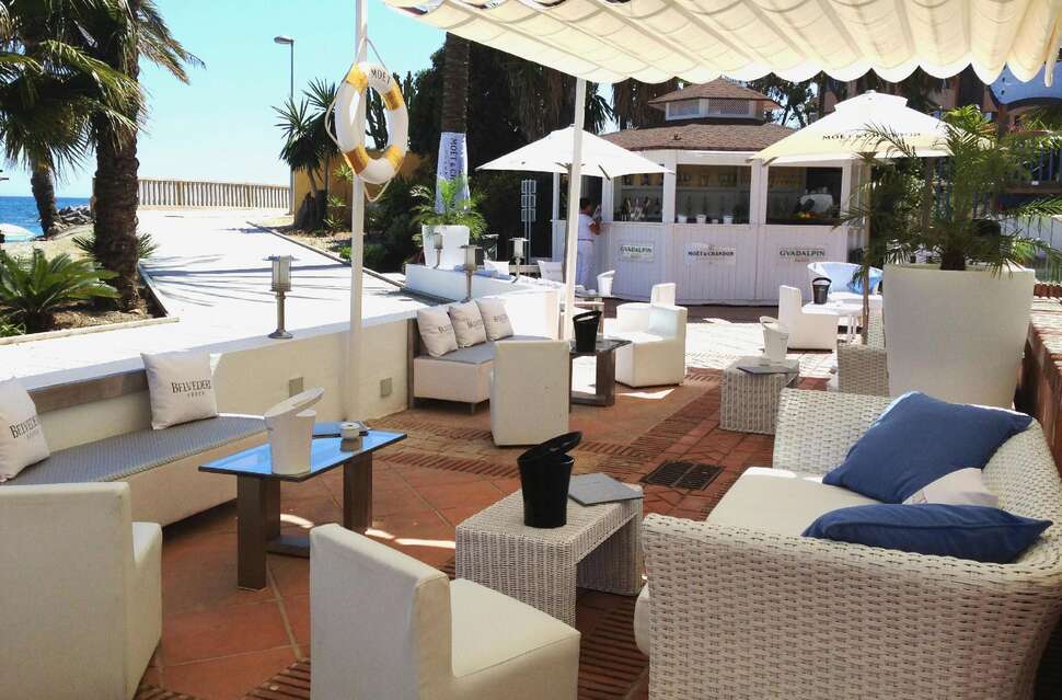 Een foto van het terras bij Gran Hotel Guadalpin Banus
