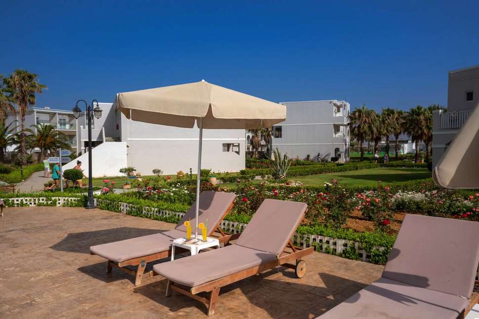 Ein Foto von der Terrasse im Delfina Tropic Beach