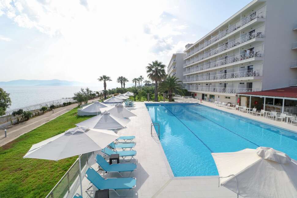 Een foto van een overzicht van Calamos Beach Hotel