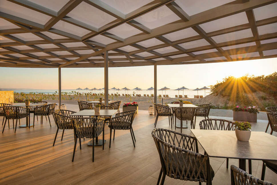 Een foto van het terras bij Portes Lithos Luxury Resort
