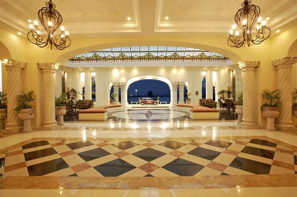 Een foto van het interieur van Hyatt Zilara Cancun