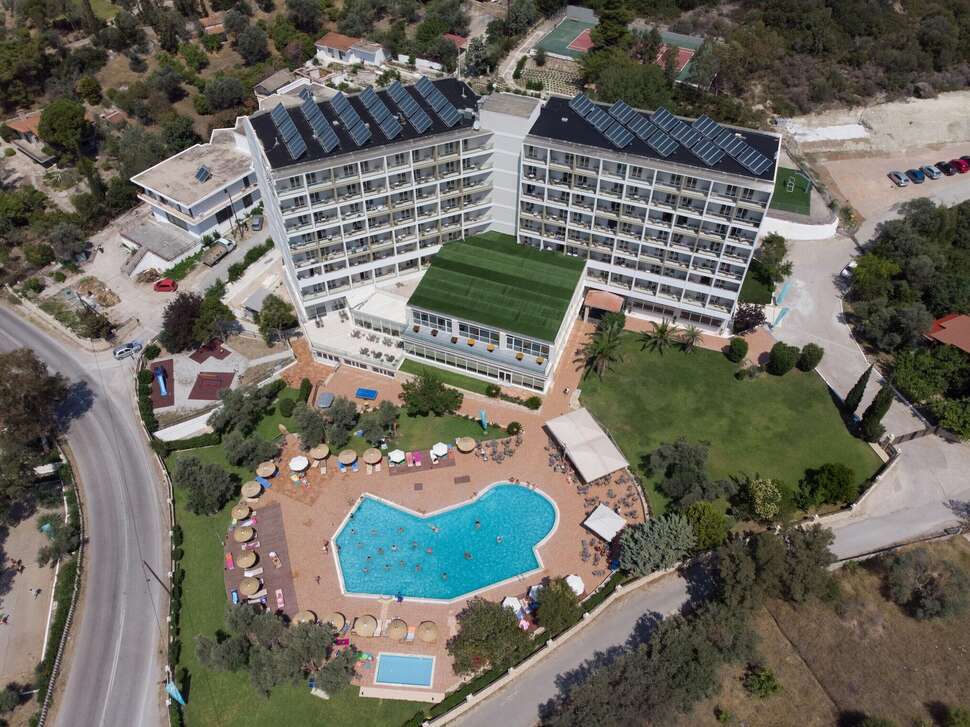 Een foto van het zwembad bij Evia Riviera Resort