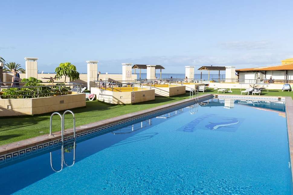 Een foto van het zwembad bij Hotel Villa de Adeje Beach
