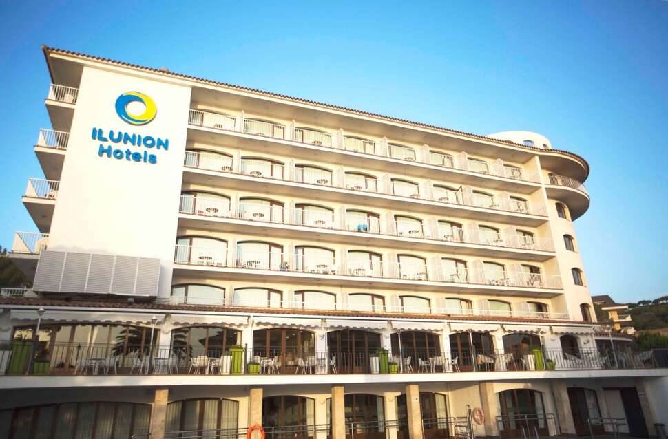 Een foto van de buitenkant van Hotel Ilunion Caleta Park