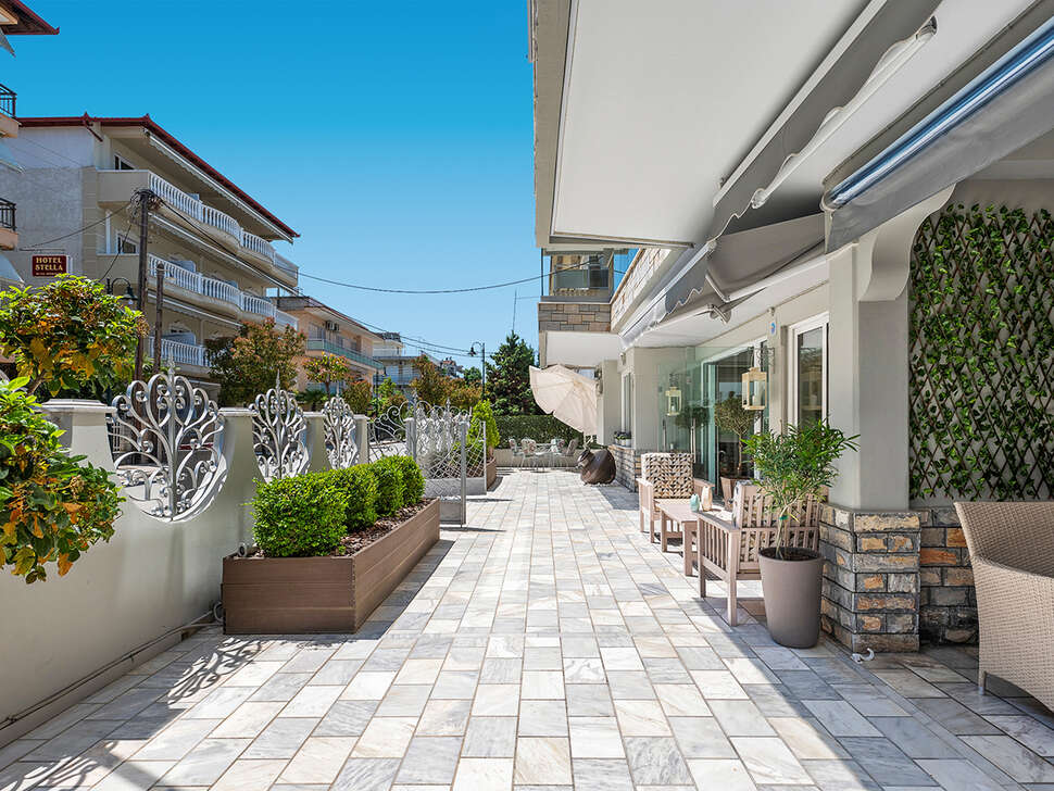 Een foto van het terras bij Ouzas Luxury Hotel