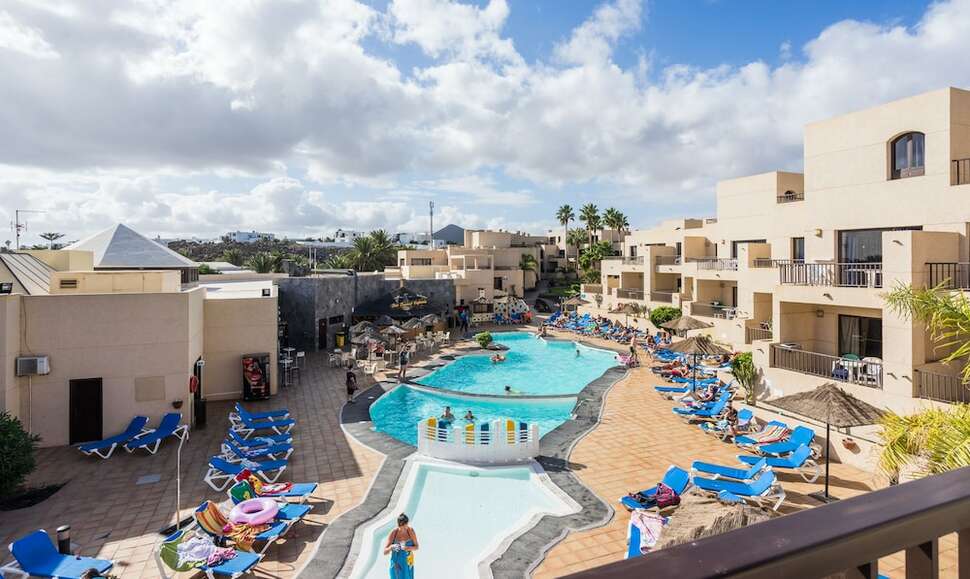 Een foto van het zwembad bij Blue Sea Costa Teguise Gardens