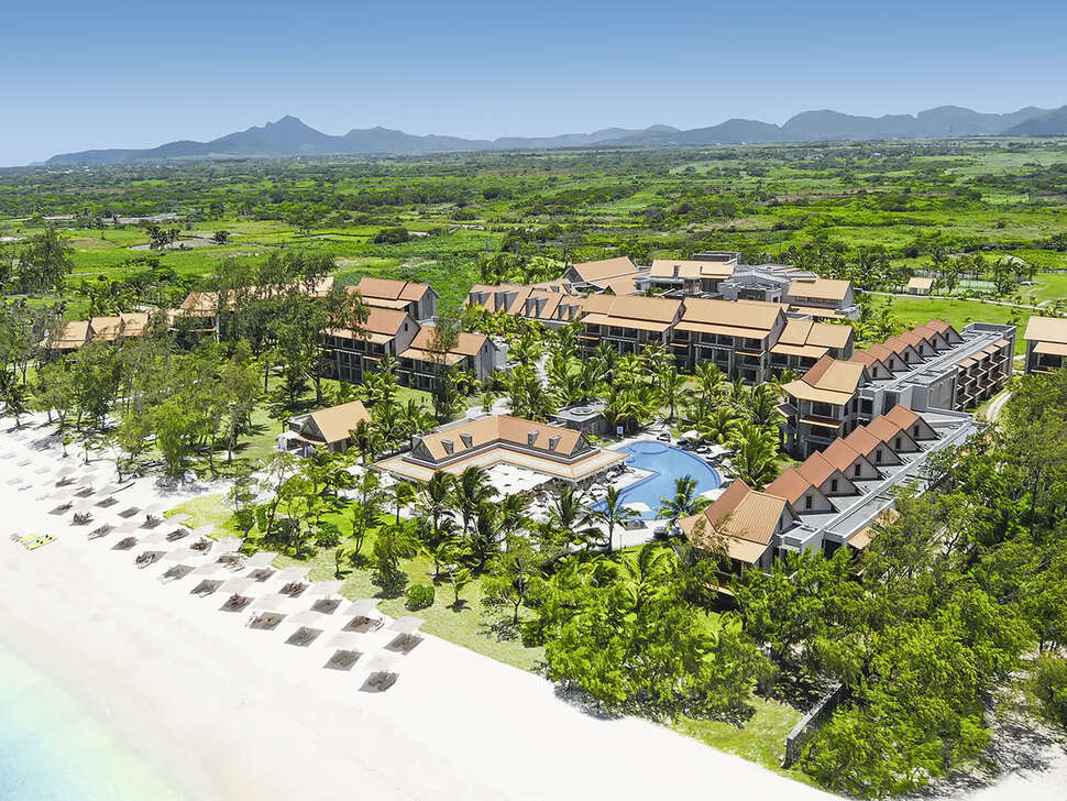 Een foto van het zwembad bij Crystals Beach Resort Belle Mare