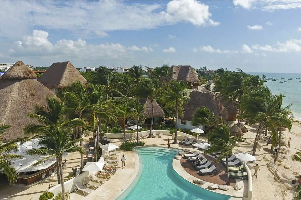 Een foto van het zwembad bij Mahekal Beach Resort