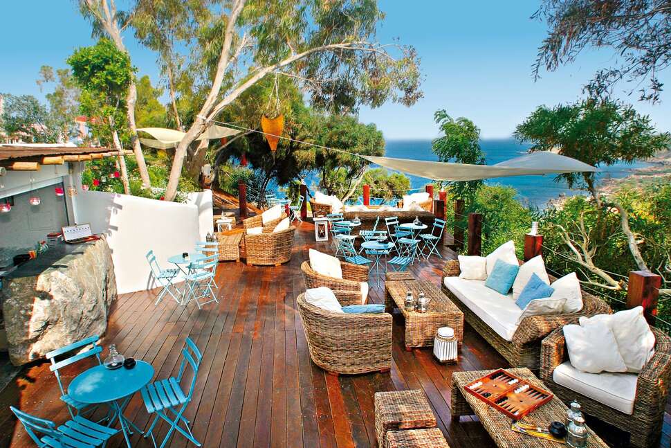 Een foto van het terras bij Grecian Park Hotel