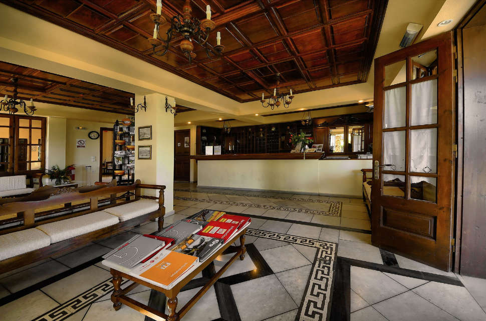 Een foto van het interieur van Kampos Village Resort
