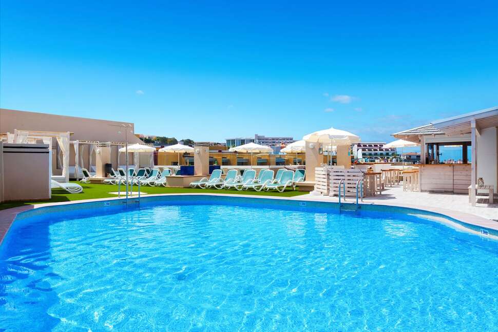 Een foto van het zwembad bij Aparthotel Dragos Del Sur