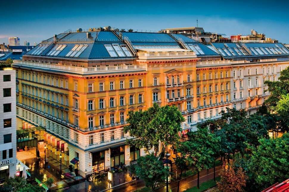 Een foto van de buitenkant van Grand Hotel Wien