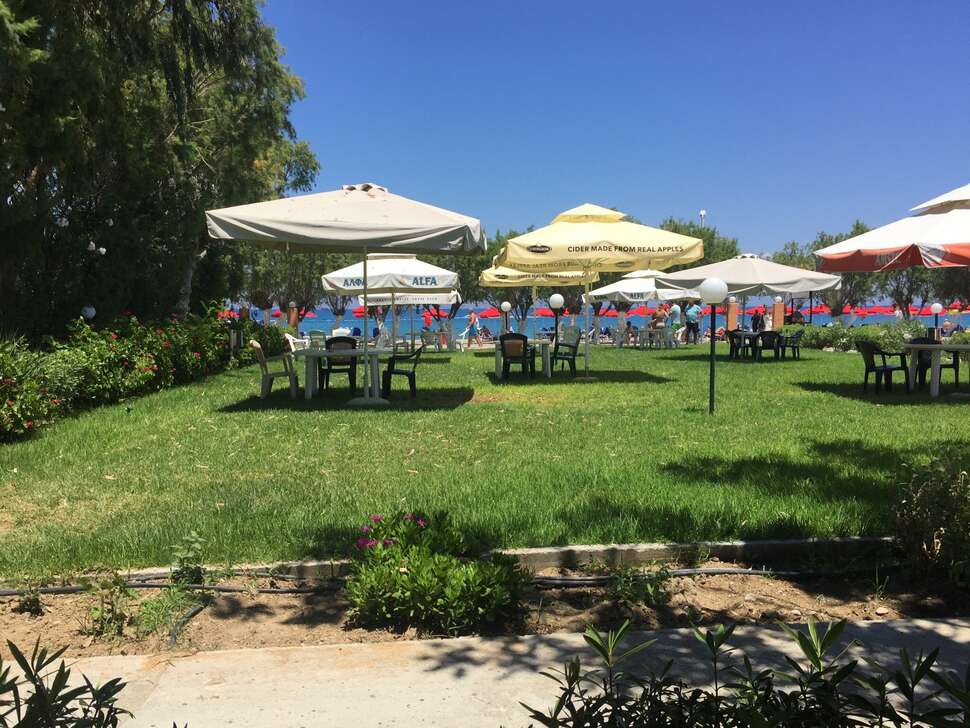 Een foto van het terras bij Bayside Hotel Katsaras