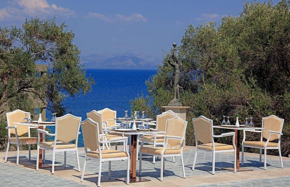 Een foto van het terras bij Kairaba Mythos Palace