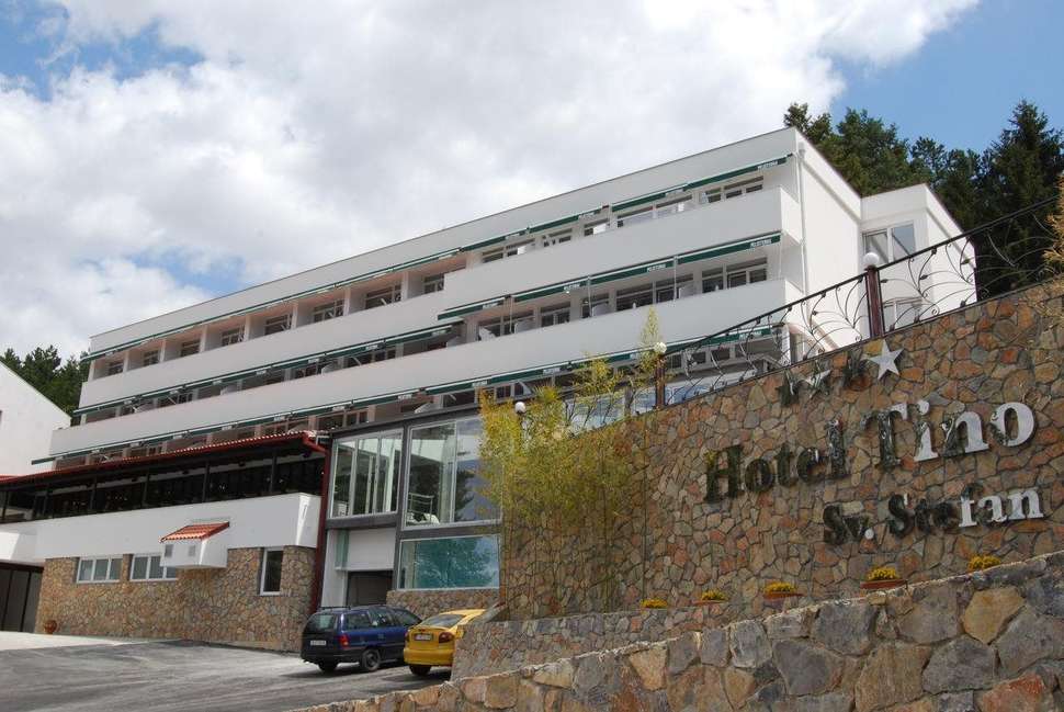Een foto van de buitenkant van Hotel Tino Sveti Stefan