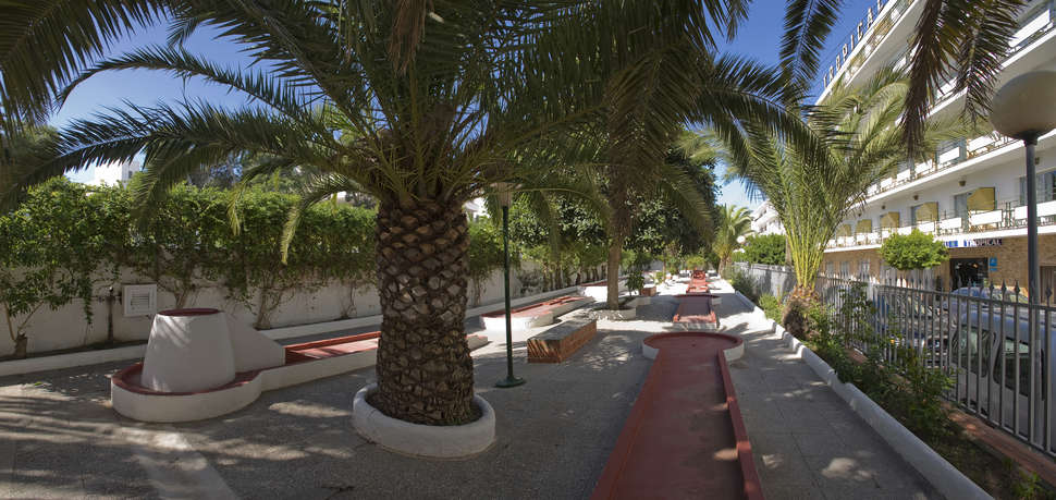 Een foto van het terras bij Hotel Tropical Ibiza